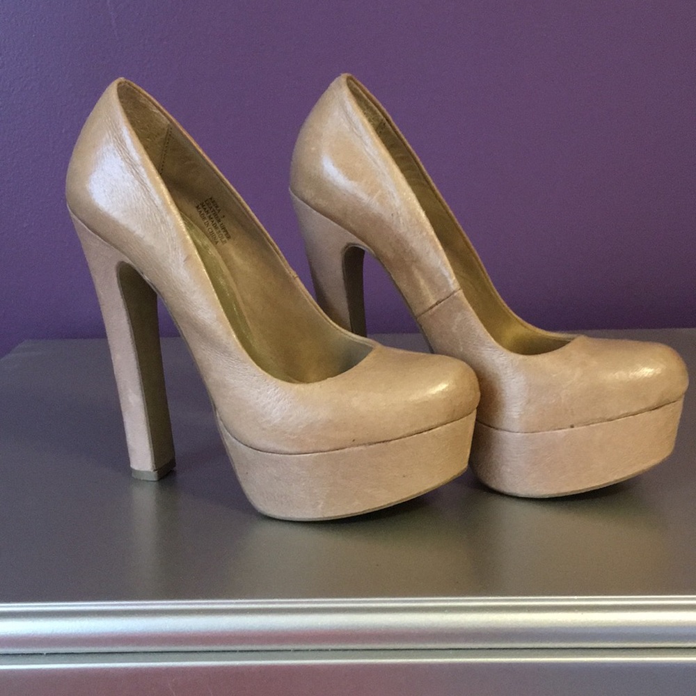 Nude round toe pumps